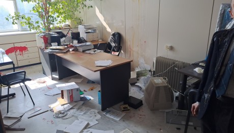 Κουκουλοφόροι Έσπασαν Γραφείο Καθηγητή Του ΕΚΠΑ