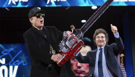 Έλον Μασκ: Με Αλυσοπρίονο Πάνω Στη Σκηνή