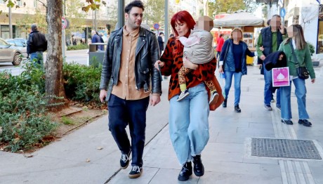 Μαίρη Συνατσάκη: Με τον Ίαν Στρατή και την κόρη τους στο κέντρο της Αθήνας