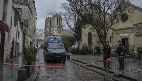 Παρίσι: Σκότωσε Το Μωρό Της, Ρίχνοντάς Το Από Μπαλκόνι