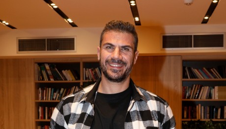 Άκης Πετρετζίκης