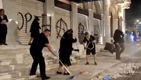 Επεισόδια Αθήνα: Εργαζόμενοι μαζεύουν τα ξηλωμένα μάρμαρα ξενοδοχείου