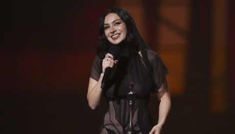 Brit Awards: Σάρωσε Η Charli XCX - Η Λίστα Με Τους Νικητές
