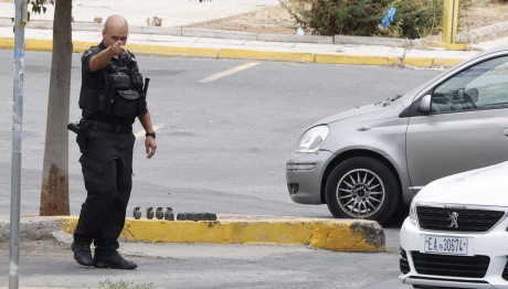 Καμίνια: Χειροβομβίδα Σε Πιλοτή Πολυκατοικίας