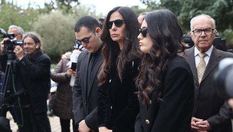 Κηδεία Κούγια: Έφτασαν Τα Παιδιά Του Και Η Εύη Βατίδου