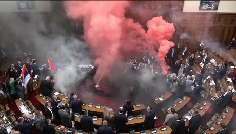 Σερβία: Χάος Mε Καπνογόνα Στη Βουλή