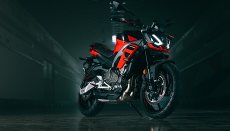 Aprilia Tuono 457 και Moto Guzzi V7 Sport: Δείτε τις τιμές