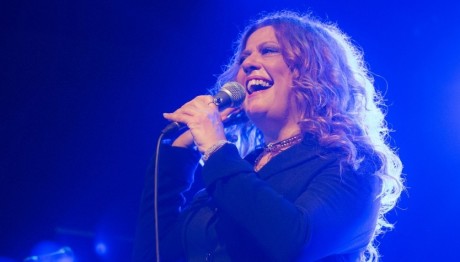 Η Τσαλιγοπούλου Τραγουδά Για Το Πέραμα Και Τη Γυναίκα