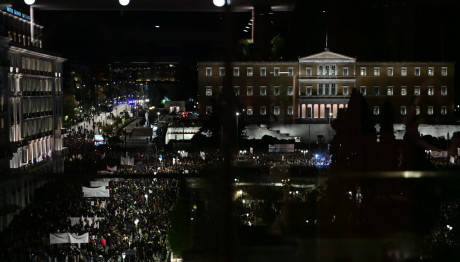 Πλήθος κόσμου έχει συγκεντρωθεί στο Σύνταγμα, έξω από τη Βουλή, όπου συζητε