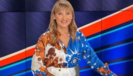 Μάρα Ζαχαρέα: Ποζάρει στην Πάρο με φόντο το απέραντο γαλάζιο