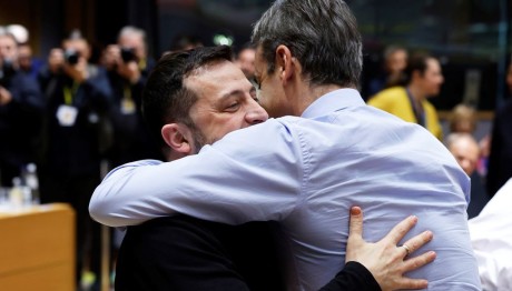 Αγκαλιά Μητσοτάκη Ζελένσκι