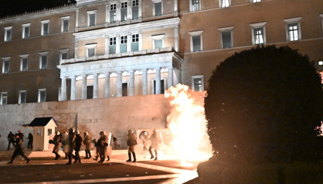 Επεισόδια μετά το συλλαλητήριο για τα Τέμπη - 61 προσαγωγές, οι 7 συλλήψεις