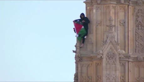 Λονδίνο: Άνδρας σκαρφάλωσε στο Big Ben - Ανέμιζε την παλαιστινιακή σημαία
