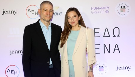 Κούρκουλου: Με office look σε baby blue και κρεμ αποχρώσεις