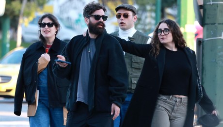 Παυλίνα Βουλγαράκη: Βόλτα με τον σύντροφό της & τα δύο αδέλφια της