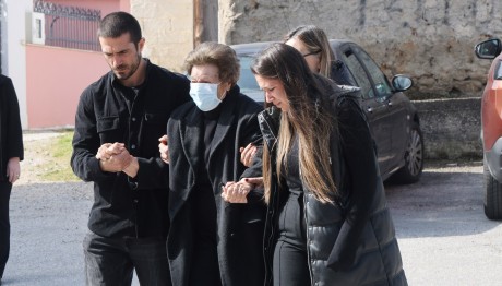 Κηδεία Καίτης Κωνσταντίνου: Yποβασταζόμενη η μητέρα της