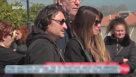 Κηδεία Καίτης Κωνσταντίνου: Απαρηγόρητος ο Βασίλης Χαραλαμπόπουλος