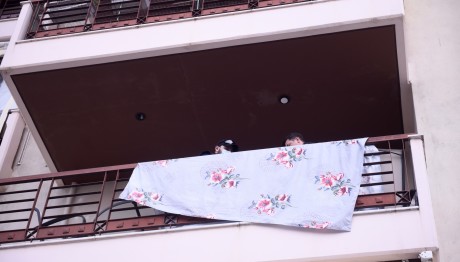 Σίνδος: Βγήκε Στο Μπαλκόνι Να Σωθεί Και Την Αποτελείωσε