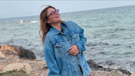 Νάνσυ Ζαμπέτογλου: Βόλτα στη θάλασσα με denim jacket & λεοπάρ outfit