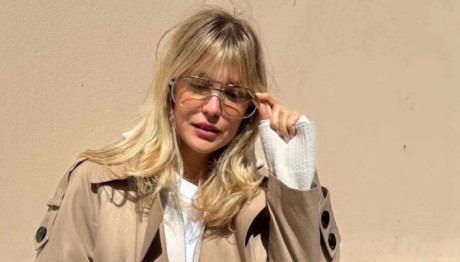 Κλέλια Ανδριολάτου: Βόλτα στην Πλάκα με το απόλυτο πανωφόρι