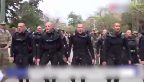 25η Μαρτίου: Ο Ύμνος Των ΟΥΚ Πριν Τη Στρατιωτική Παρέλαση