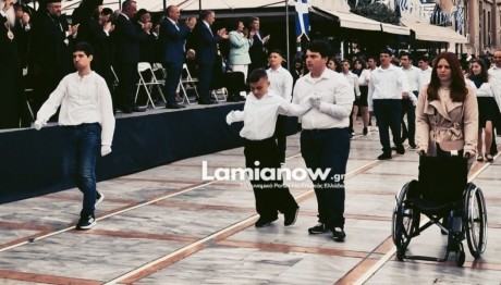 Λαμία: Mαθητής Σηκώθηκε Από Το Αμαξίδιο Και Παρέλασε Όρθιος