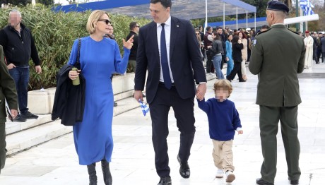 Μπαλατσινού: Chic Στην Παρέλαση Με Μπλε Ρουά Φόρεμα