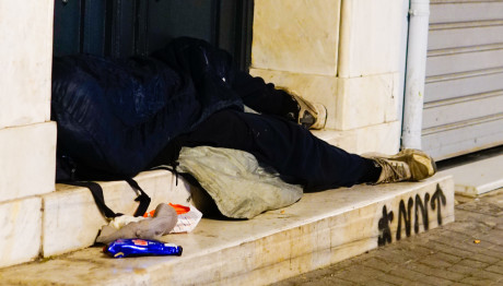 Ομόνοια: Νεκρός Άστεγος Έξω Από Εστιατόριο - Τι Ερευνάται