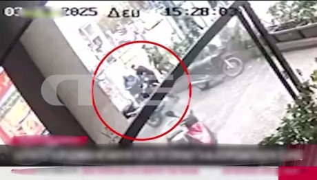 Ομόνοια: Βίντεο Με Τους Υπαλλήλους Να Μεταφέρουν Τον Άστεγο