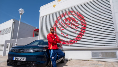 O Ayoub El Kaabi οδηγεί το νέο Opel Grandland