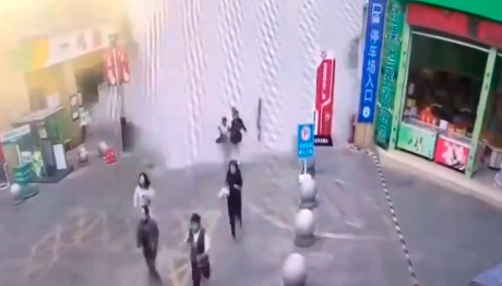 Κίνα: Ξεχείλισε Πισίνα Από Ταράτσα - Σάρωσαν Τα Νερά πεζούς