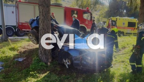 Εύβοια: Δύο 20χρονοι νεκροί σε τροχαίο - Το αυτοκίνητο καρφώθηκε σε δέντρο