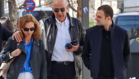 Νίκος Δένδιας: Βόλτα Με Τη Σύζυγό Του Και Τον Γιο Τους