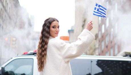 Νέα Υόρκη: Ποια τραγουδίστρια ερμήνευσε τον εθνικό ύμνο στην παρέλαση