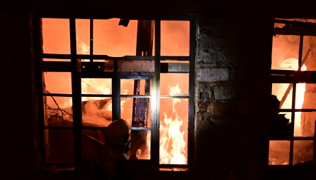 Άνω Πατήσια: Σε Ύφεση Η Φωτιά Στο Εγκαταλελειμμένο Κτίριο