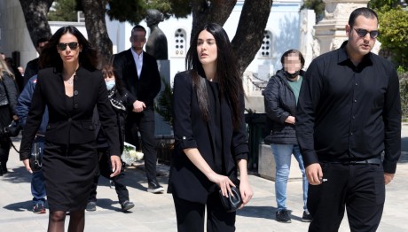 Aλέξης Κούγιας: Η Εύη Βατίδου και τα παιδιά τους στο 40ήμερο μνημόσυνο