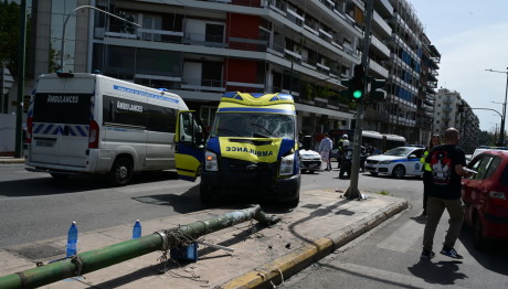 Σοβαρό τροχαίο με ασθενοφόρο στην Αθήνα - Κολώνα έπεσε πάνω σε πεζούς