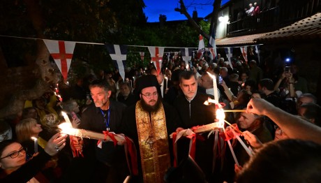 Το Άγιο Φως Έφτασε Στην Ελλάδα - Οι Πτήσεις Για Τη Μεταφορά