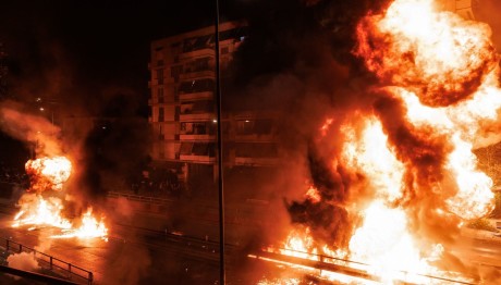 Ανάσταση στον Νέο Κόσμο με μολότοφ και φωτιές