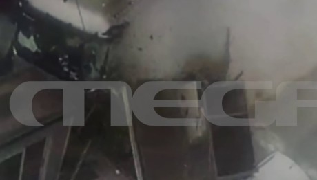 Το φορτηγό ενώ πέφτει στα διόδια