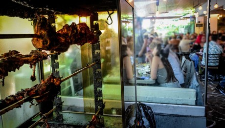 Πάτρα: Έφαγαν αρνί σε εστιατόριο και κατέληξαν στο νοσοκομείο