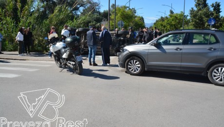 Τροχαίο στην Πρέβεζα: Τρία άτομα εγκλωβίστηκαν σε ΙΧ που ντεραπάρισε