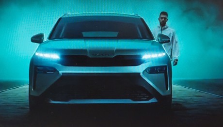 Ο Μίλτος Τεντόγλου.στο τιμόνι του SKODA ELROQ