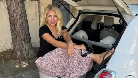 Ελένη Μενεγάκη: Ποζάρει στο... πορτμπαγκάζ αυτοκινήτου