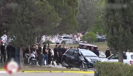 Κηδεία 43χρονου Κερατσίνι: Υποβασταζόμενη Η Σύζυγός Του