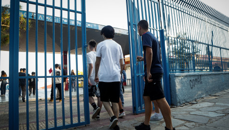 Εκπαιδευτικός Βάζει Μαθητές Να Ζητούν Συγγνώμη Γονατιστοί