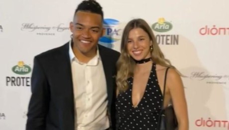 Καραλής: Με Τη Σύντροφό Του Στην Παρουσίαση Του Βιβλίου Του