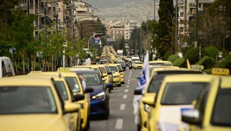 Ταξί: Τρίωρη Στάση Εργασίας Την Πέμπτη Στο Αεροδρόμιο
