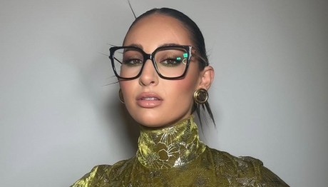 Δείτε Τη Γιαγιά Και Την Αδελφή Της Κλαυδίας