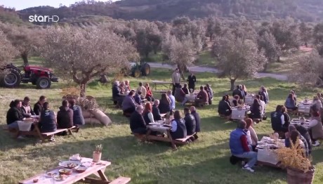 Καλεσμένοι Και Κριτές Δοκιμάζουν Τα Πιάτα Των Μπριγάδων